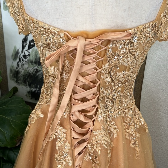 A beautiful dress - Picture 7 of 8